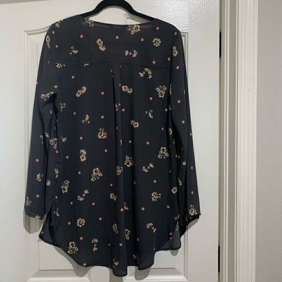 Express | V-Neck Blouse - Picture 5 of 7